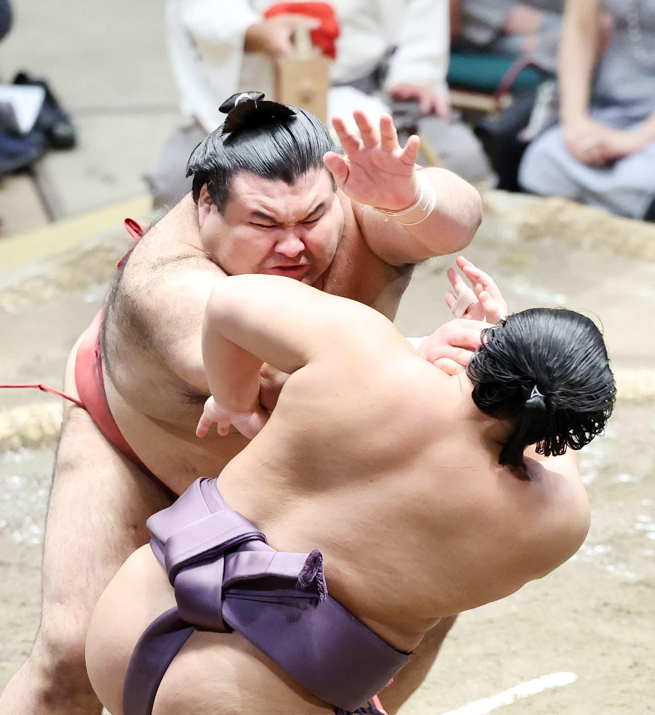 翔猿（手前）を攻める高安（撮影・鈴木正人）