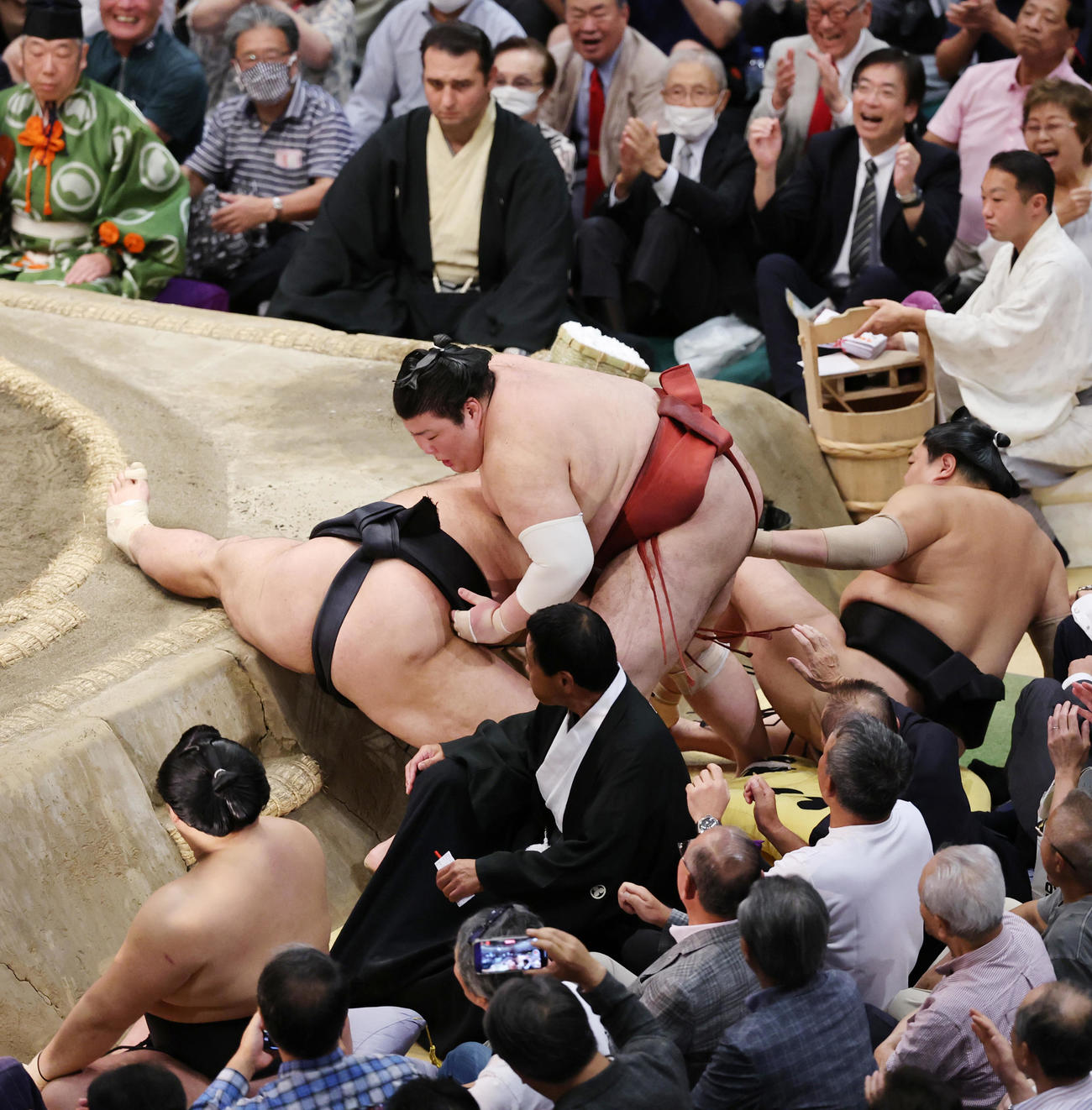 朝乃山（左）に寄り切りで敗れる熱海富士（撮影・野上伸悟）