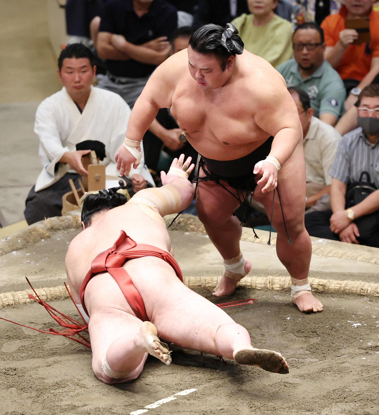 優勝決定戦で熱海富士（左）を引き落としで破る貴景勝（撮影・野上伸悟）