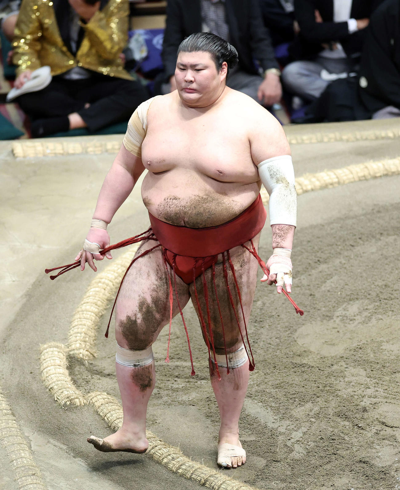 貴景勝に引き落としで敗れ土俵を引き揚げる熱海富士（撮影・鈴木正人）
