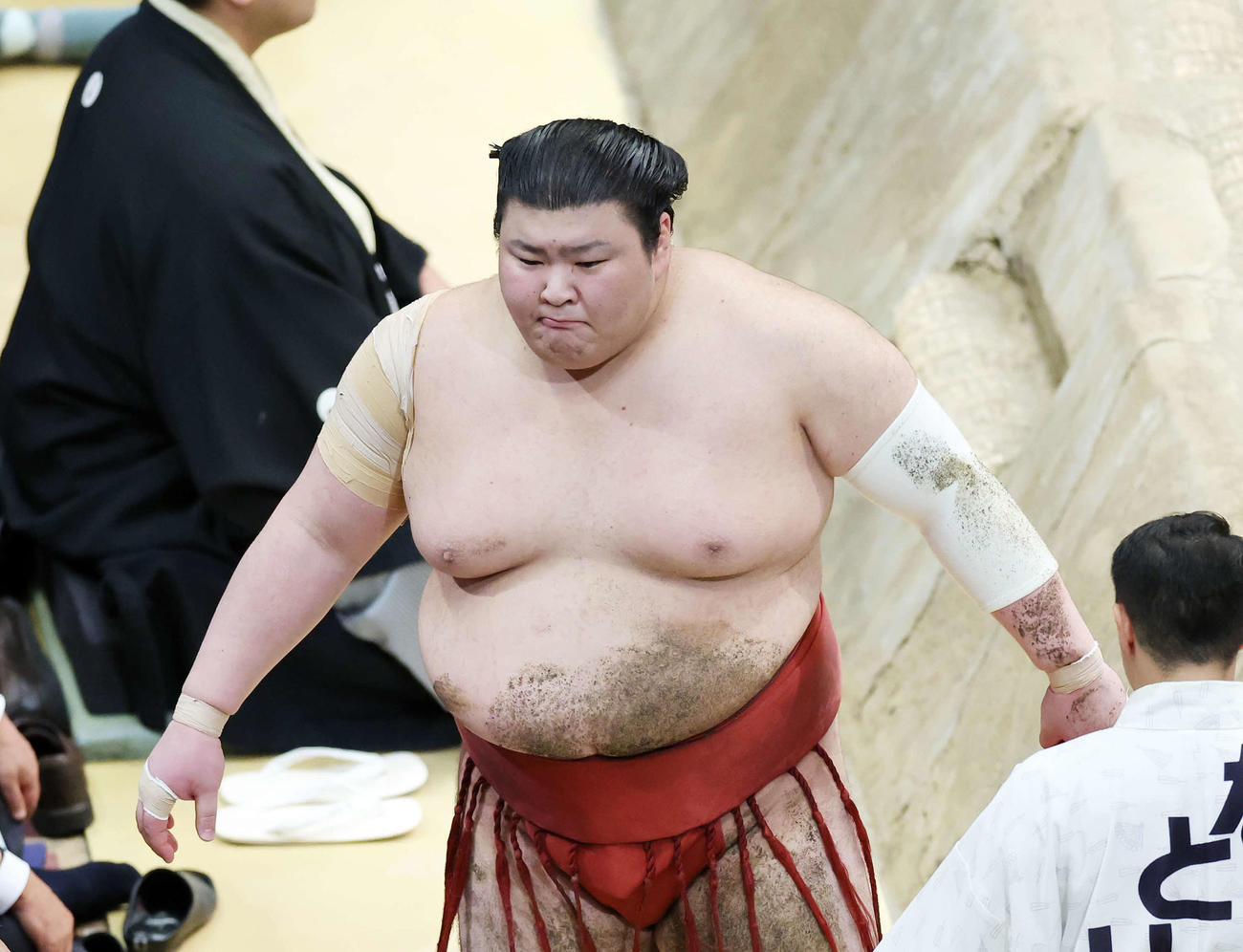 貴景勝に引き落としで敗れ土俵を引き揚げる熱海富士（撮影・鈴木正人）