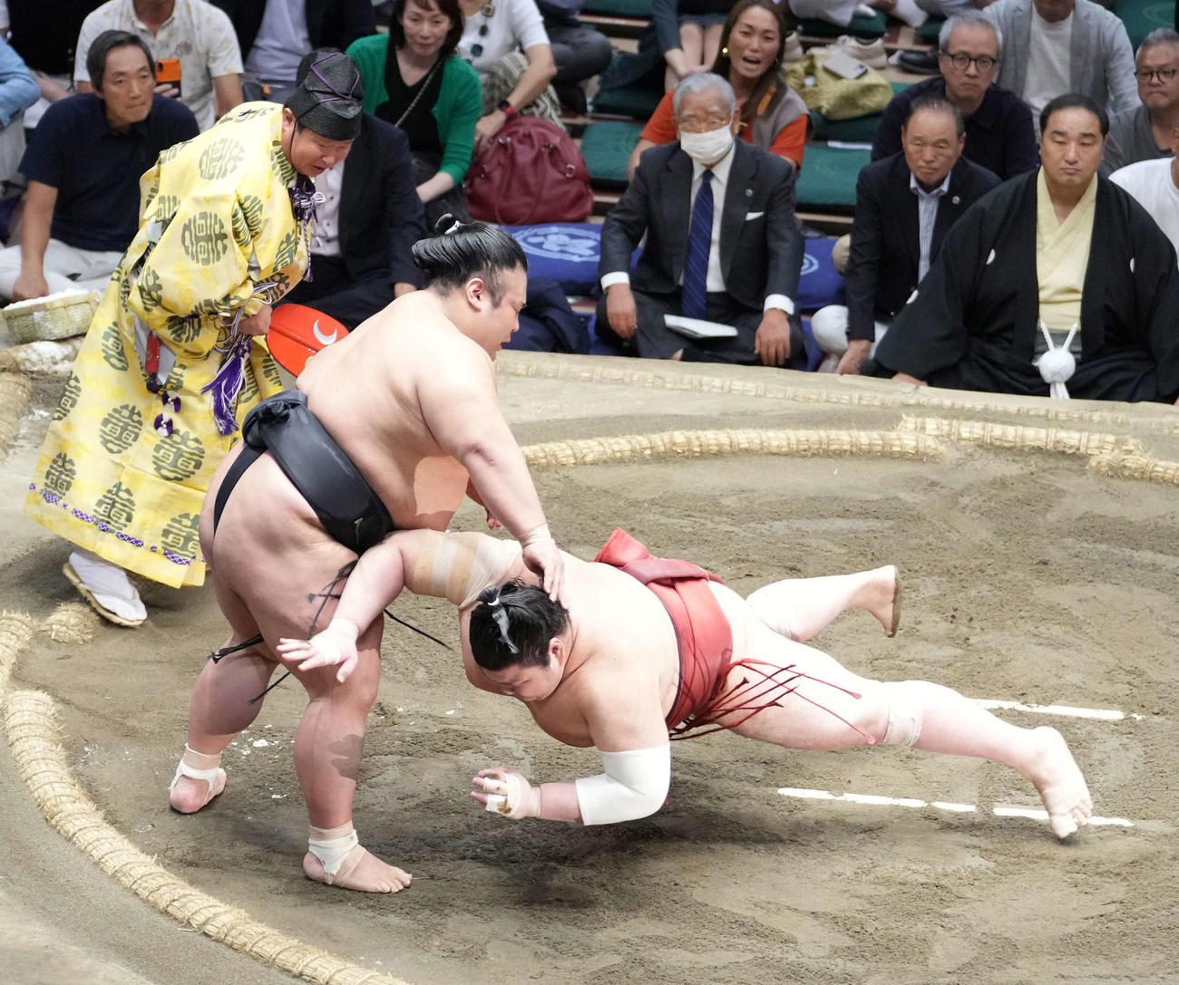 優勝決定戦で熱海富士（右）をはたき込みで破る貴景勝（撮影・小沢裕）