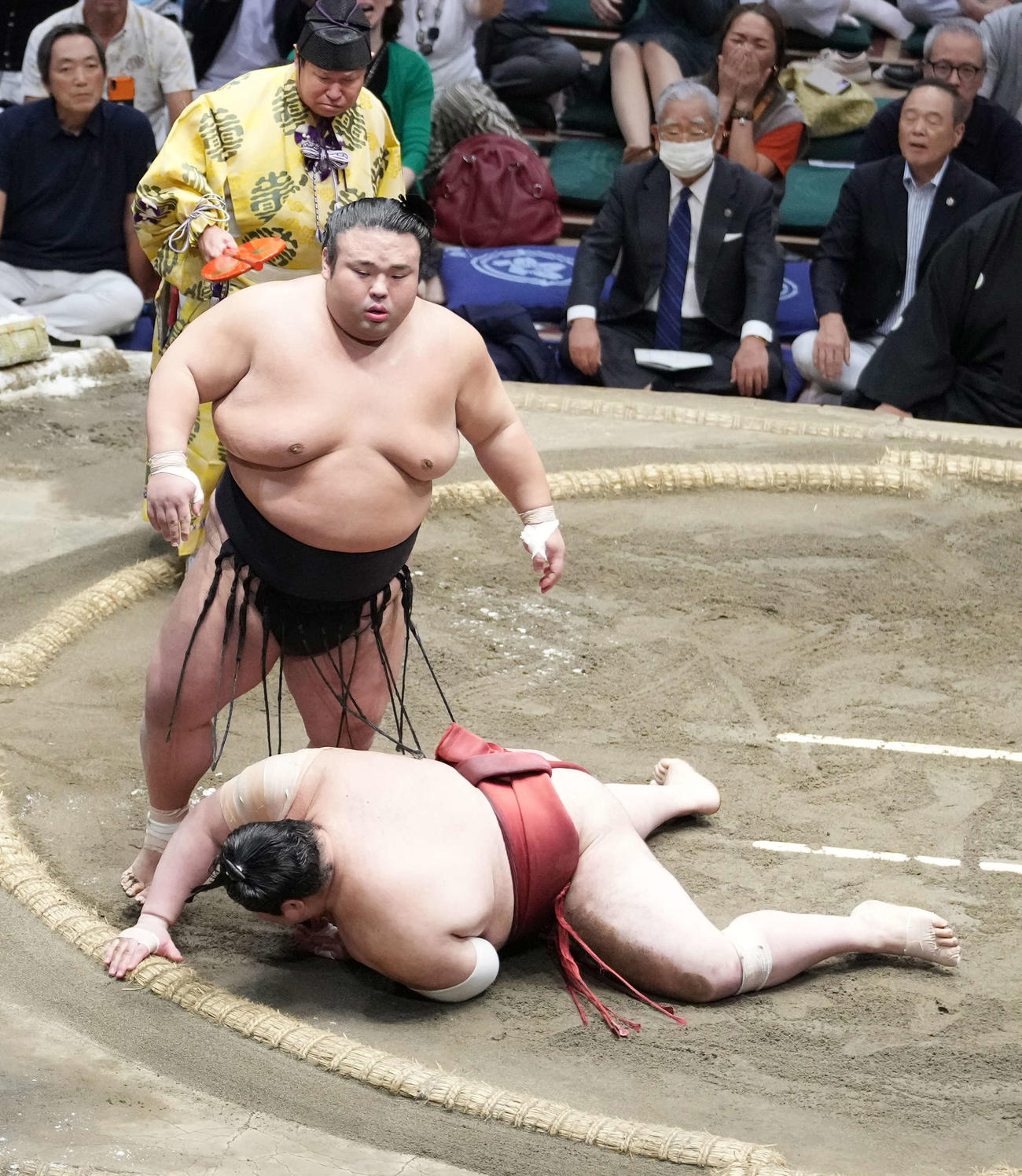 優勝決定戦で熱海富士（下）をはたき込みで破る貴景勝（撮影・小沢裕）