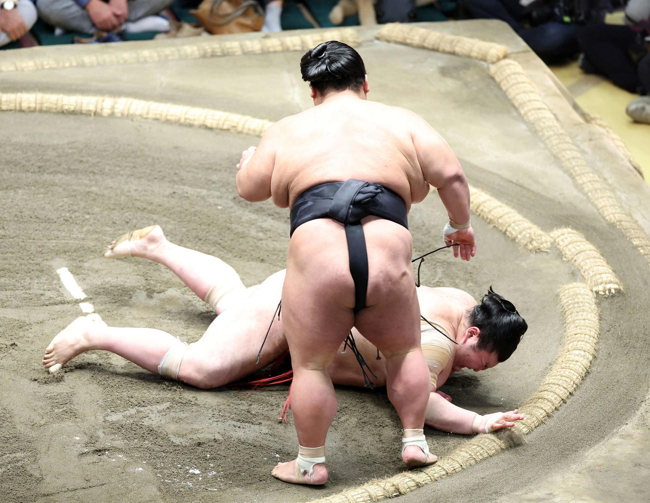貴景勝（手前）に引き落としで敗れた熱海富士（撮影・鈴木正人）