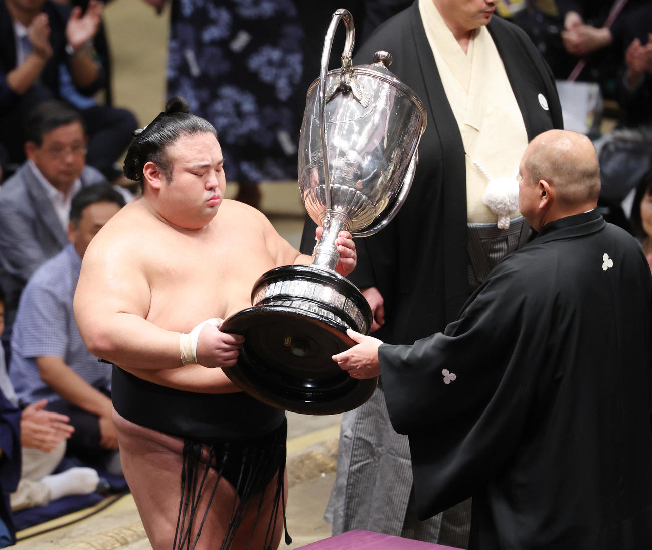 優勝し八角理事長（右）から賜杯を贈られる貴景勝（撮影・野上伸悟）