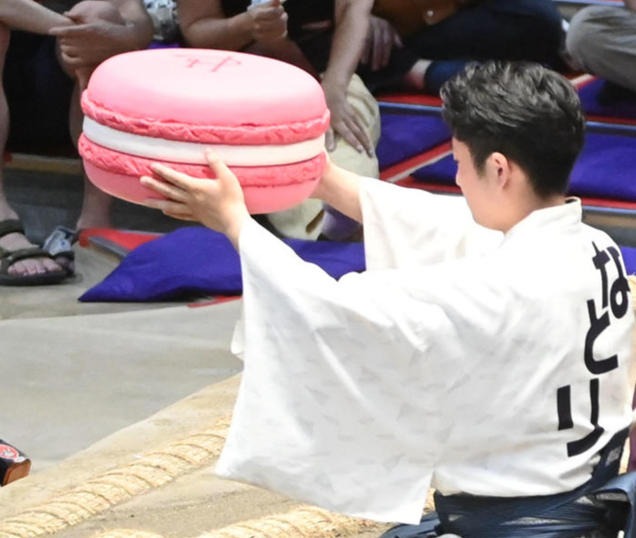 名古屋場所千秋楽で送られたマカロン（2023年7月撮影）