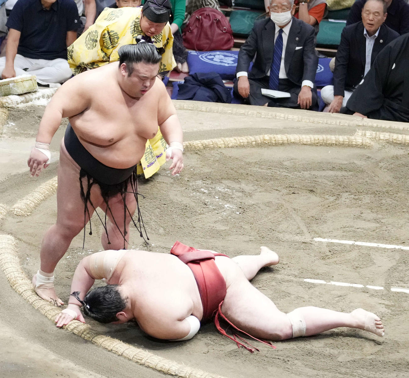 優勝決定戦で熱海富士（右）をはたき込みで破る貴景勝（撮影・小沢裕）