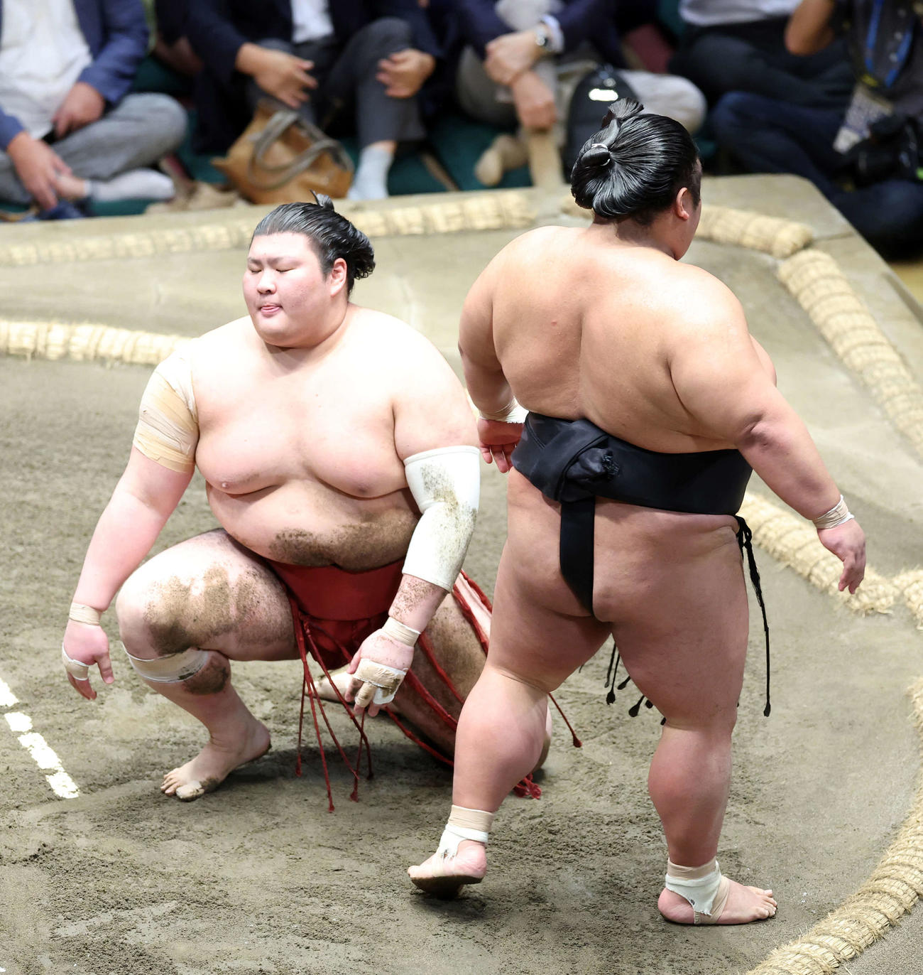 貴景勝（右）に引き落としで敗れた熱海富士（撮影・鈴木正人）