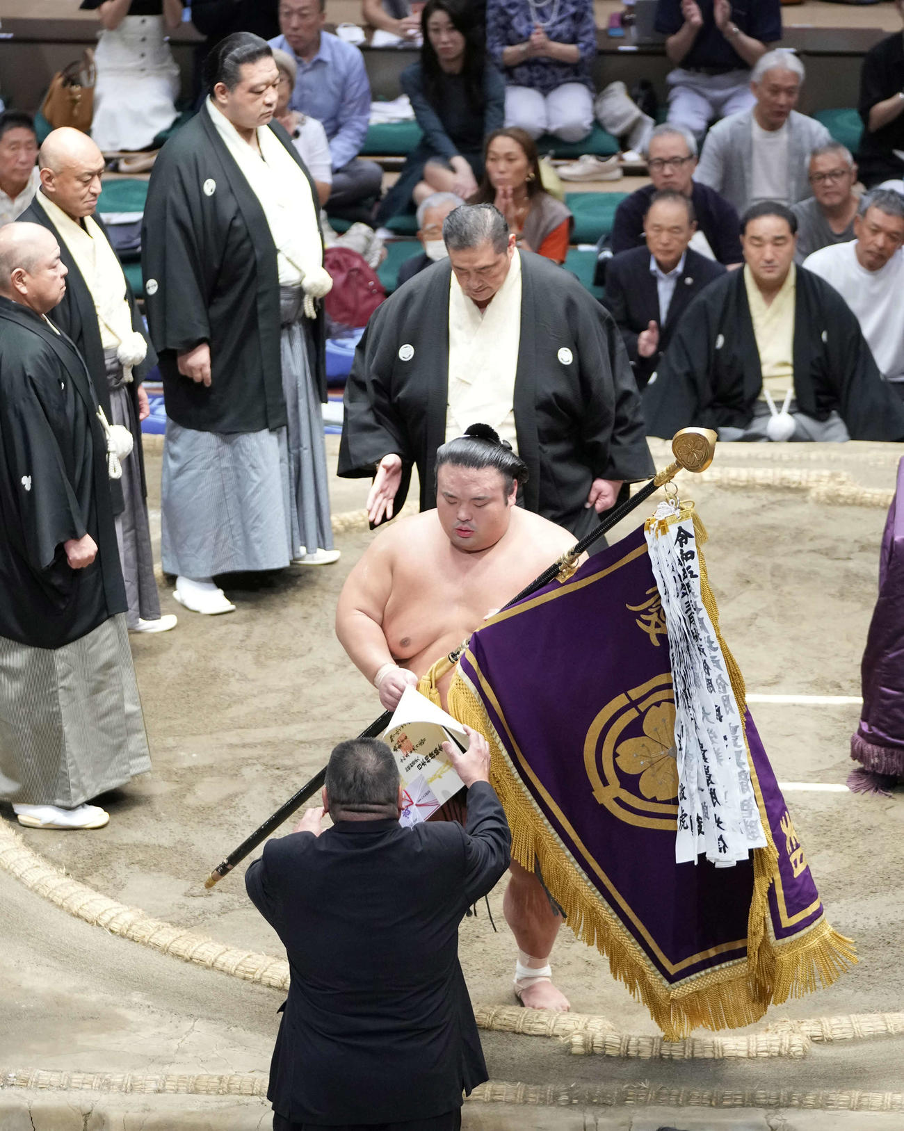 佐渡ケ嶽審判部長（後方）から優勝旗を贈呈される貴景勝（撮影・小沢裕）