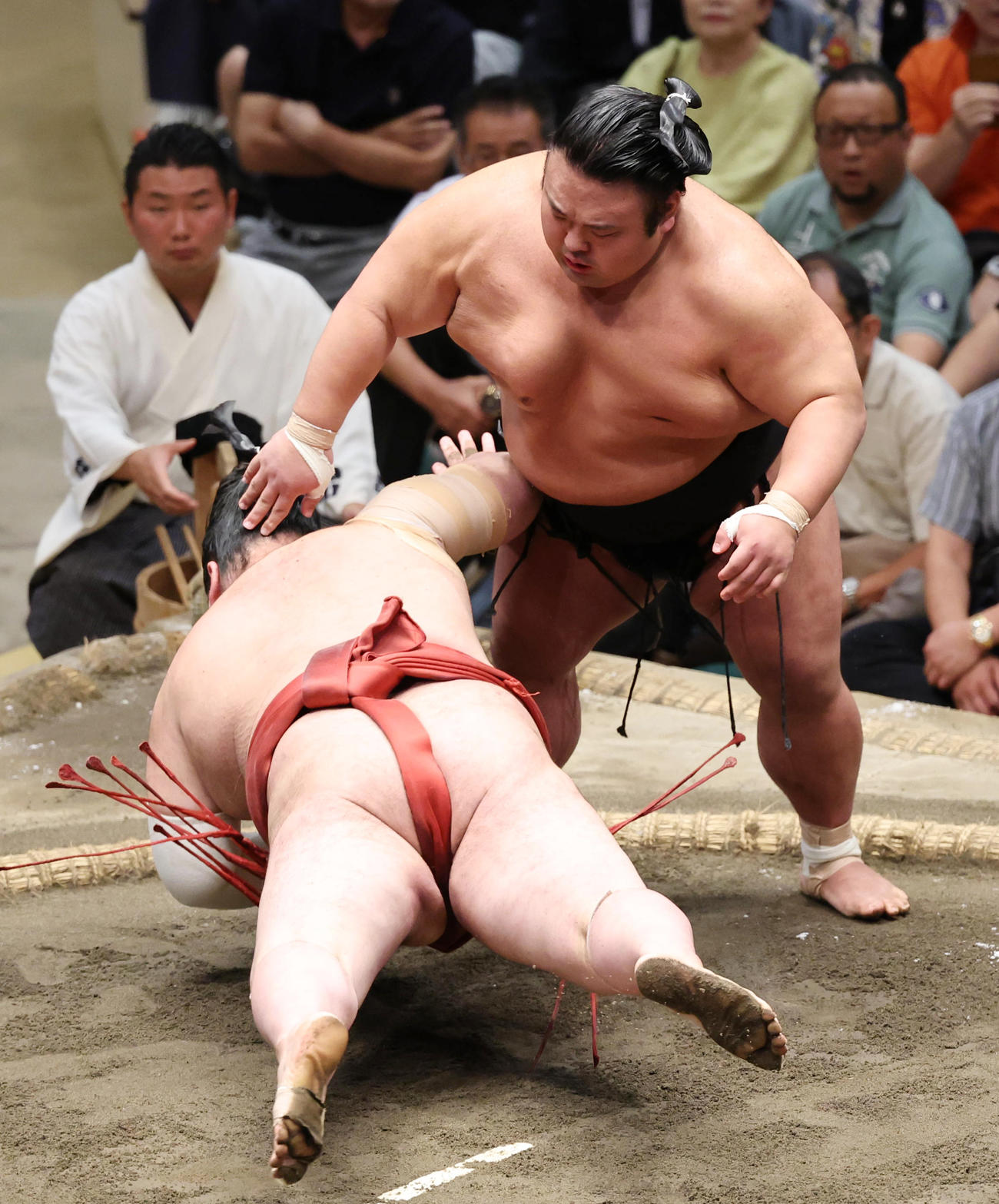 優勝決定戦で熱海富士（左）を引き落としで破る貴景勝（撮影・野上伸悟）