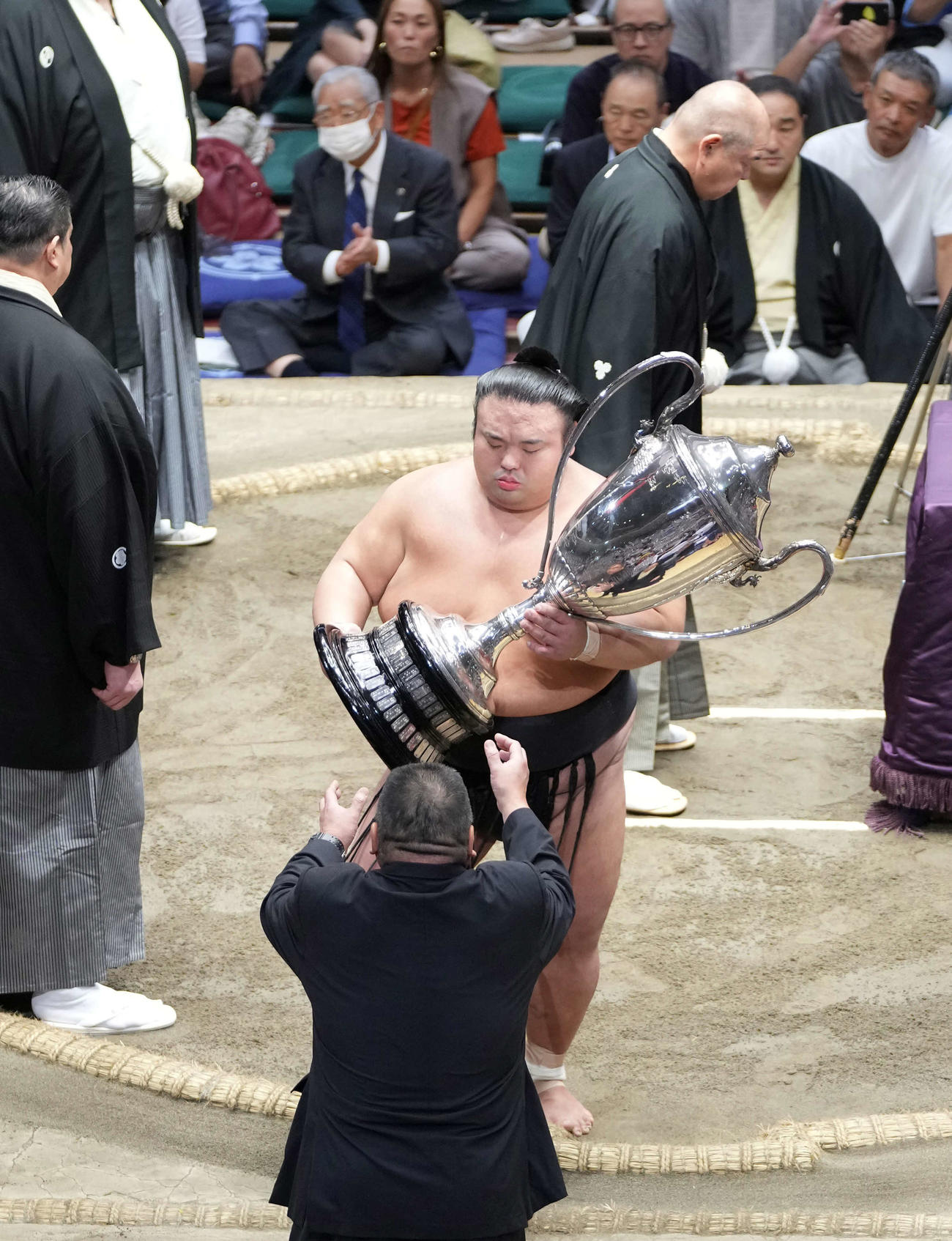 八角理事長（後方右）から賜杯を贈呈される貴景勝（撮影・小沢裕）