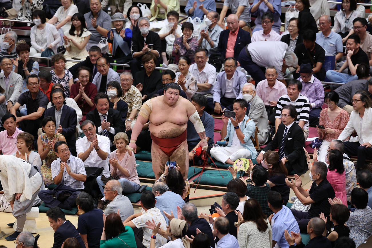 優勝決定戦で貴景勝に敗れ引き揚げる熱海富士（撮影・野上伸悟）