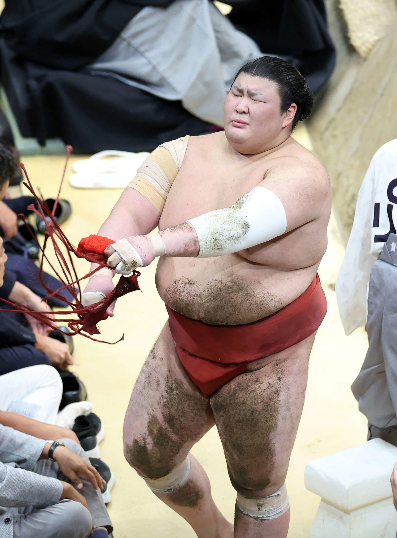 優勝決定戦で、貴景勝にはたき込みで敗れ土俵を引き揚げる熱海富士（撮影・鈴木正人）