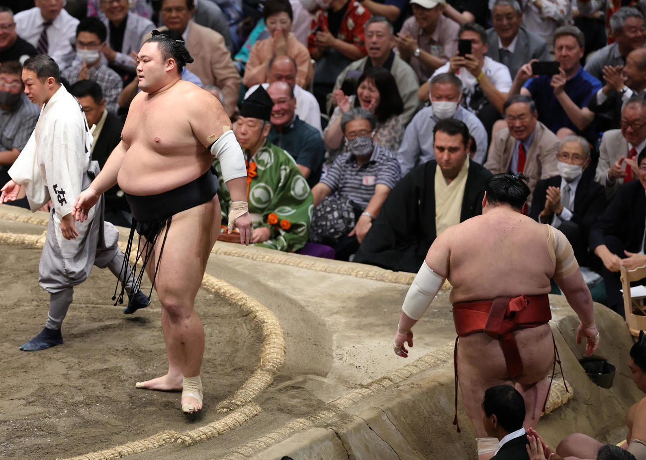 熱海富士（右）を寄り切りで破った朝乃山（撮影・野上伸悟）
