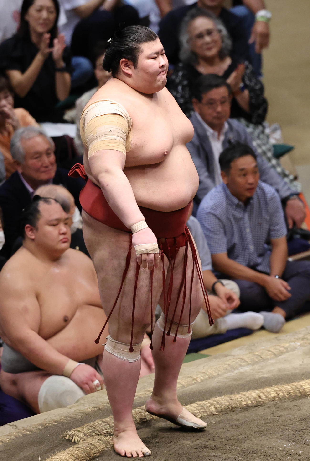 朝乃山に寄り切りで敗れた熱海富士（撮影・野上伸悟）