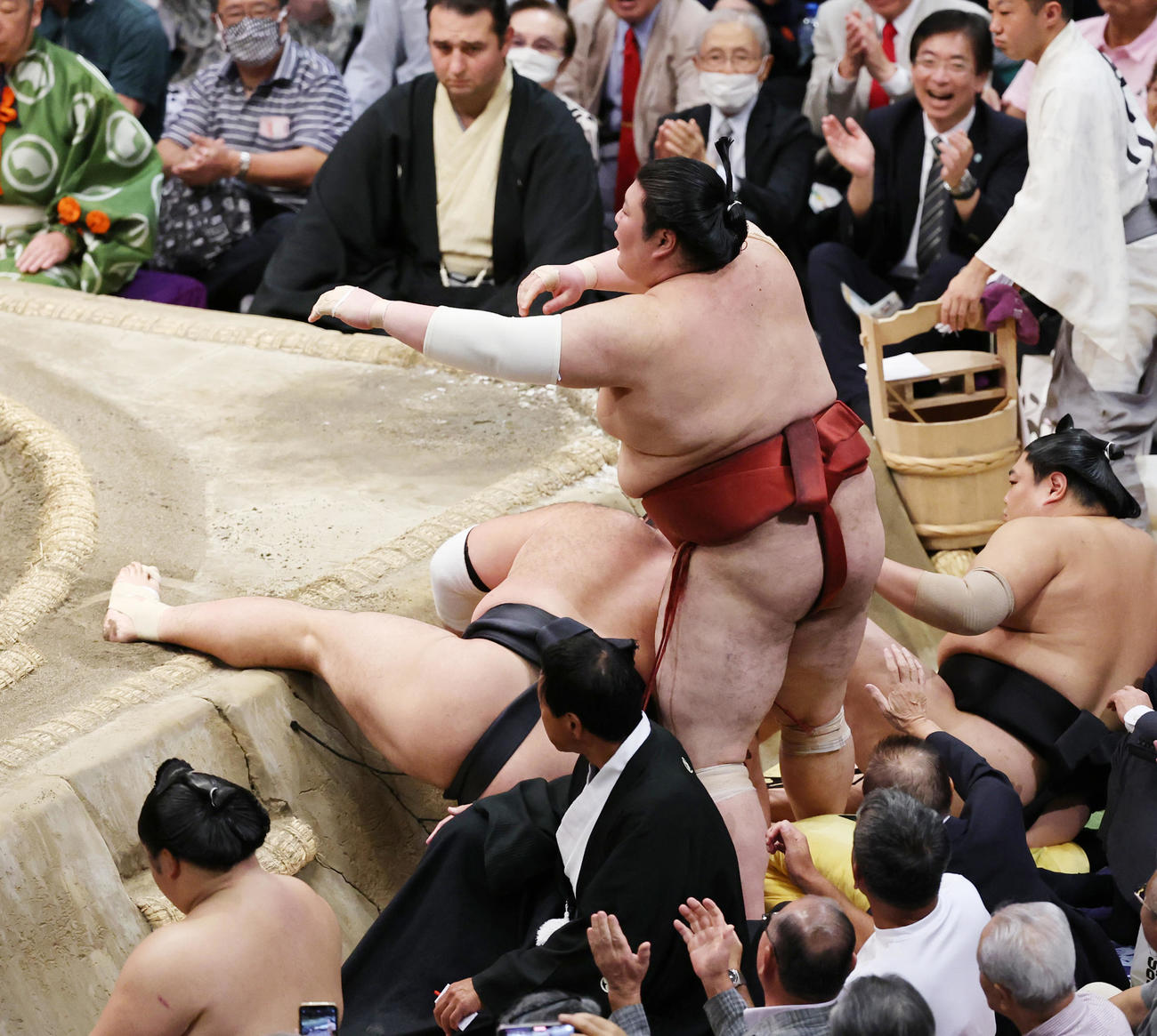朝乃山（左）に寄り切りで敗れる熱海富士（撮影・野上伸悟）
