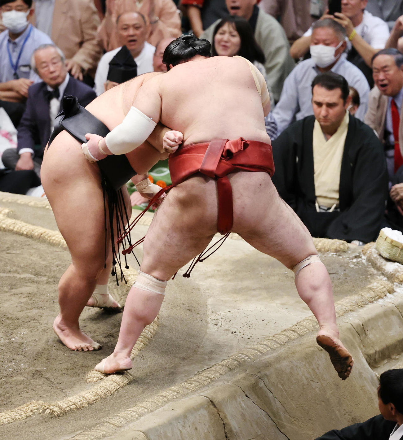 朝乃山（左）に寄り切りで敗れる熱海富士（撮影・野上伸悟）