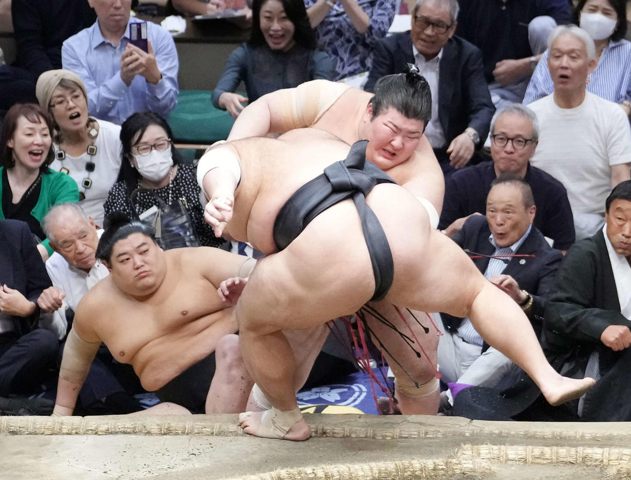 熱海富士は朝乃山（手前）に寄り切りで敗れ4敗目を喫する。左は土俵下控えの阿炎（撮影・小沢裕）