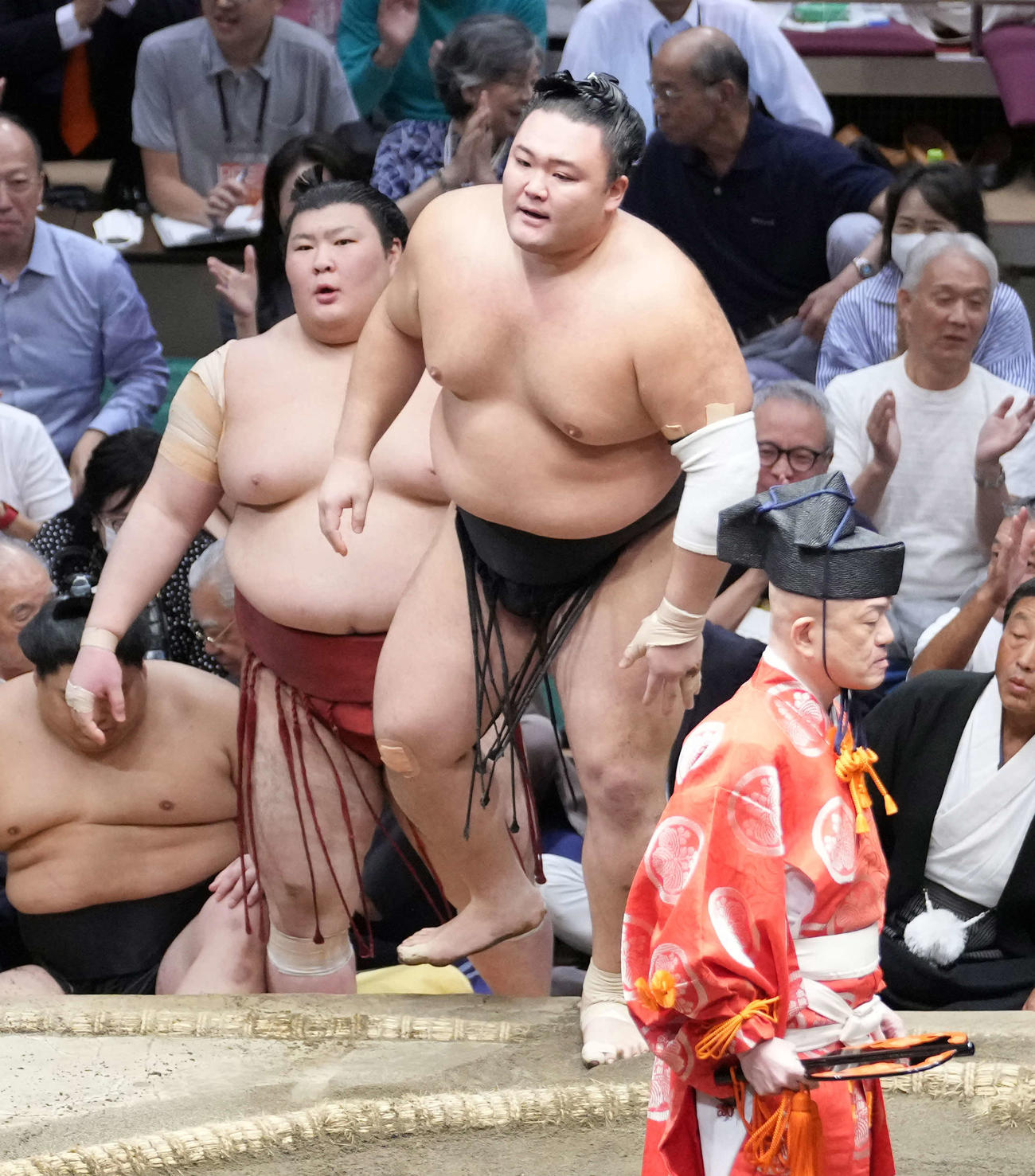 熱海富士は朝乃山（手前右）に寄り切りで敗れ4敗目を喫する（撮影・小沢裕）