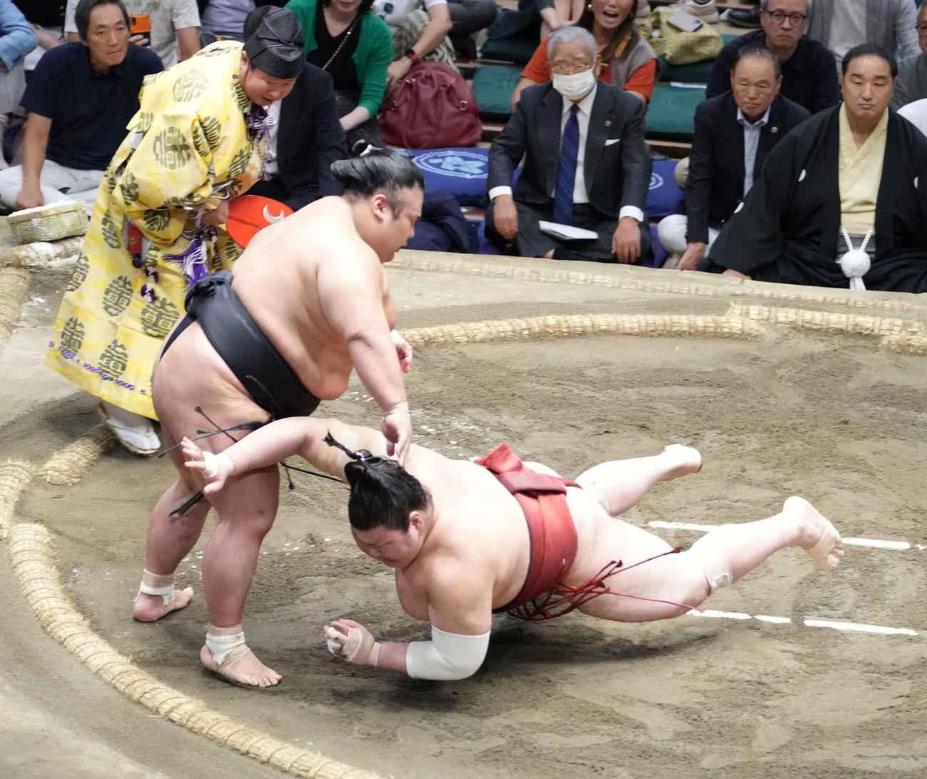 優勝決定戦で熱海富士（右）をはたき込みで破る貴景勝（撮影・小沢裕）