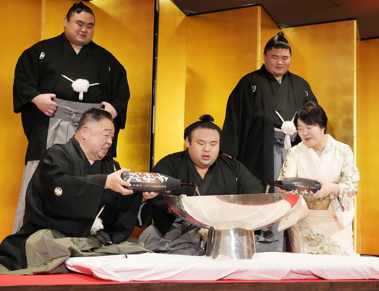 優勝した貴景勝は常盤山親方（前列左）、おかみの留美子さん（前列右から）にお祝いのお酒を注がれ笑顔を見せる。後列左から隆の勝、貴健斗（撮影・小沢裕）