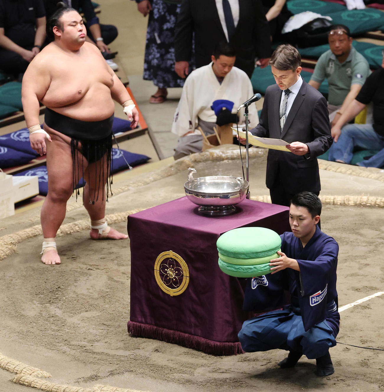 優勝した貴景勝（左）の表彰で、日仏友好杯の副賞として登場したマカロン（撮影・野上伸悟）