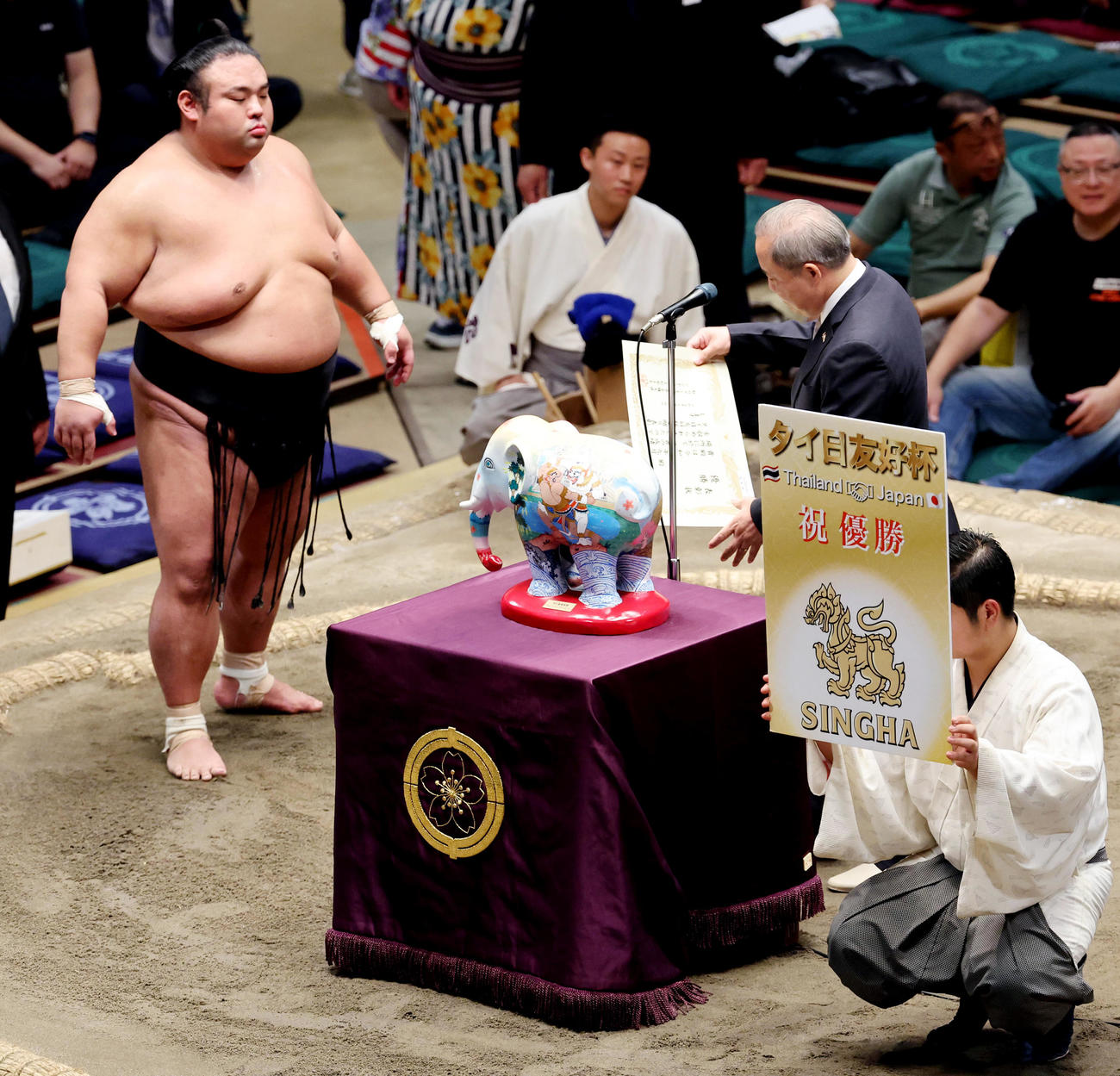 タイ日友好杯の副賞としてシンハービール1年分が貴景勝に贈呈された（撮影・野上伸悟）