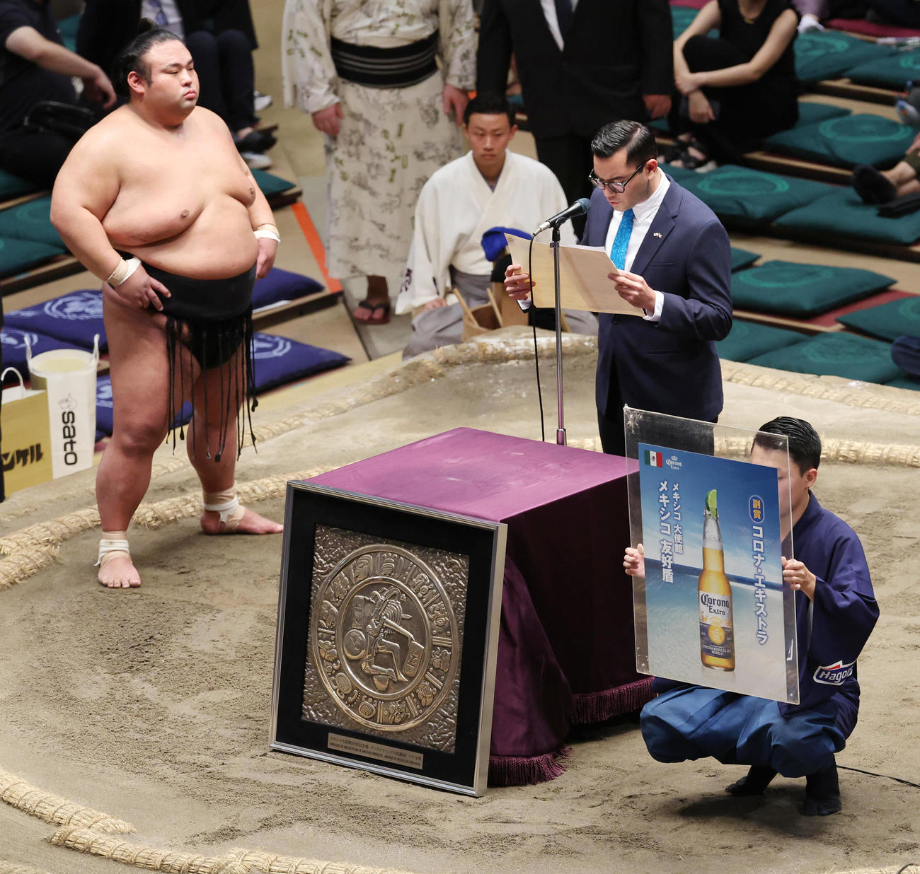メキシコ友好盾の副賞としてコロナビール1年分が貴景勝に贈呈された（撮影・野上伸悟）