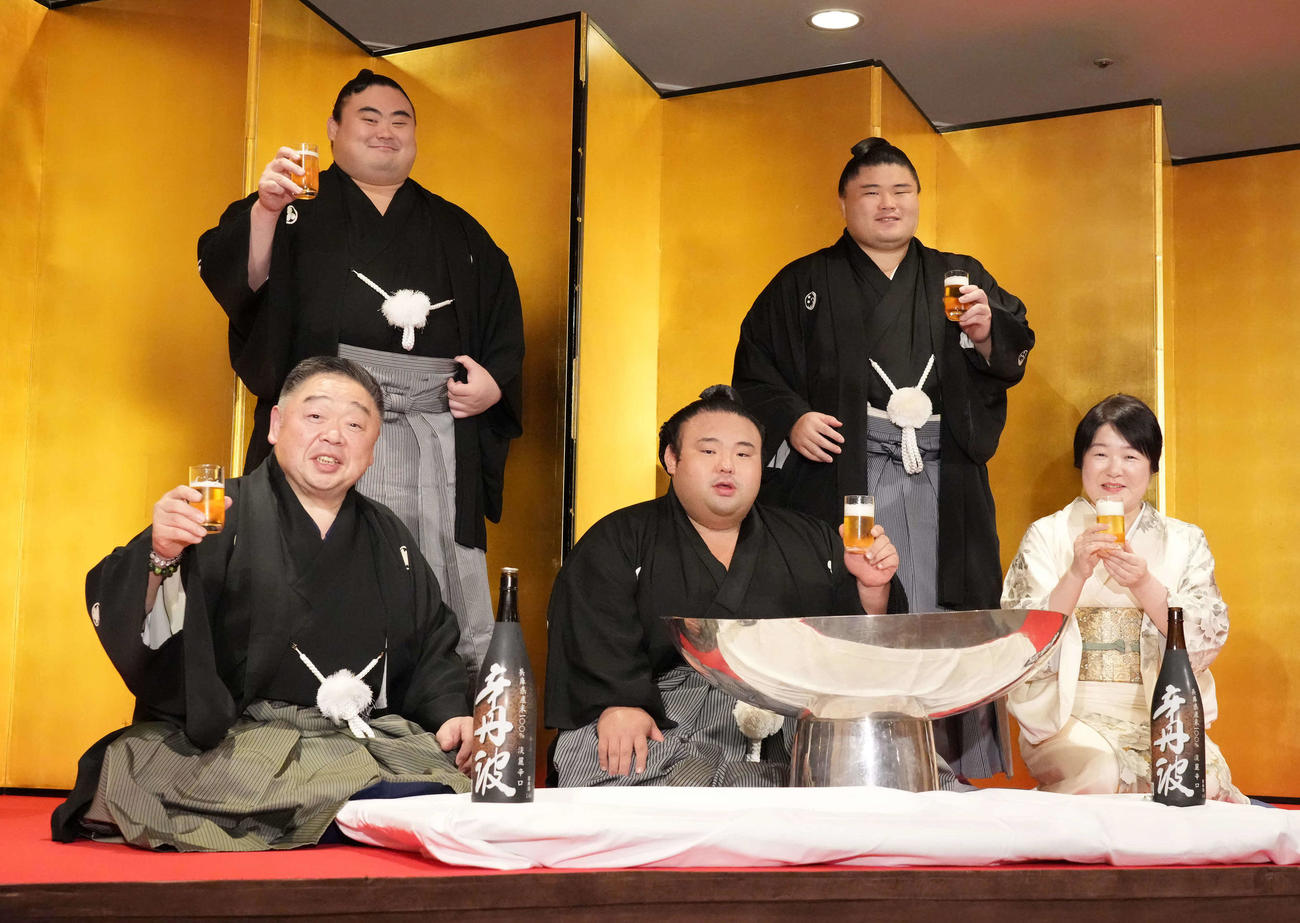 優勝した貴景勝は常盤山親方（前列左）、1人おいておかみの留美子さん（前列右）、後列左から隆の勝、貴健斗らとビールで乾杯する（撮影・小沢裕）