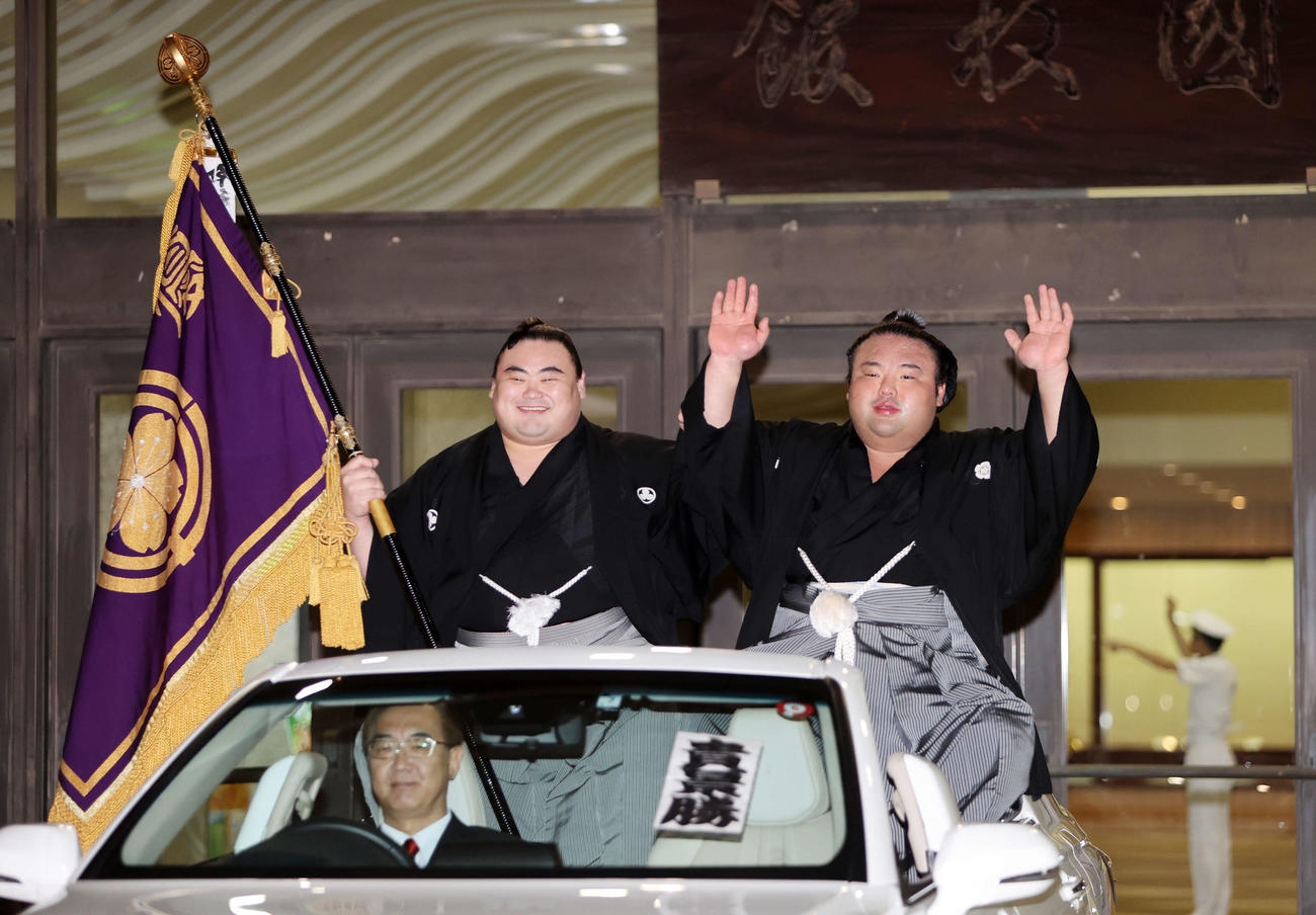 優勝パレードに臨む貴景勝（右）。左は旗手の隆の勝（撮影・鈴木正人）