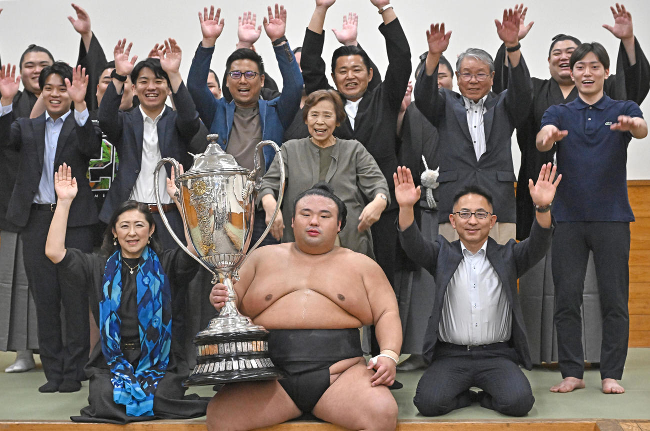 大相撲秋場所　千秋楽　大相撲秋場所で優勝し、賜杯を手に祝福を受ける貴景勝（代表撮影）