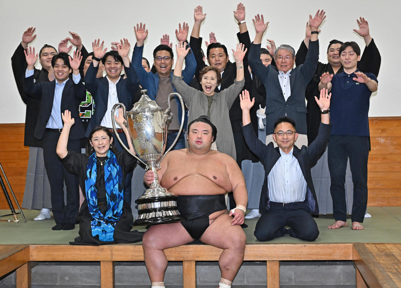 大相撲秋場所で優勝し、賜杯を手に祝福を受ける貴景勝（代表撮影）