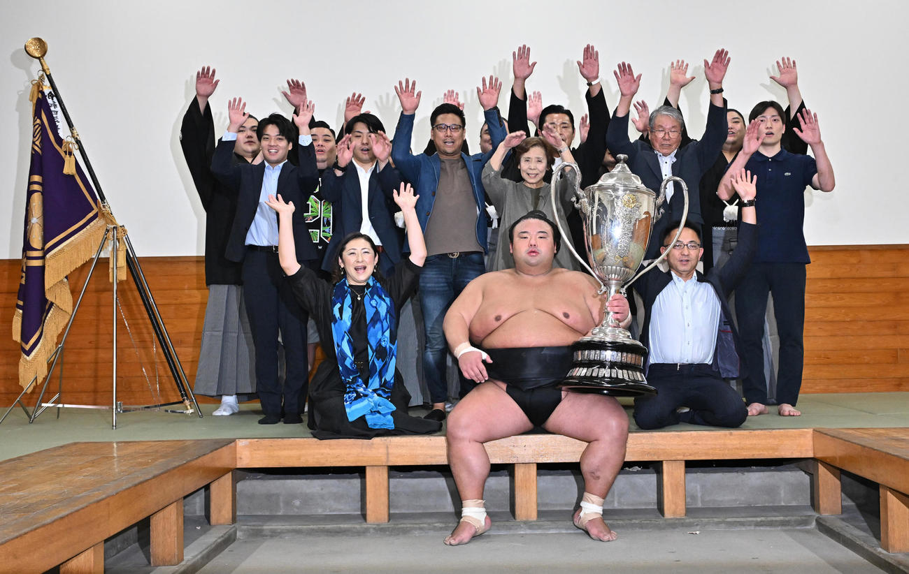 大相撲秋場所　千秋楽　大相撲秋場所で優勝し、賜杯を手に祝福を受ける貴景勝（代表撮影）