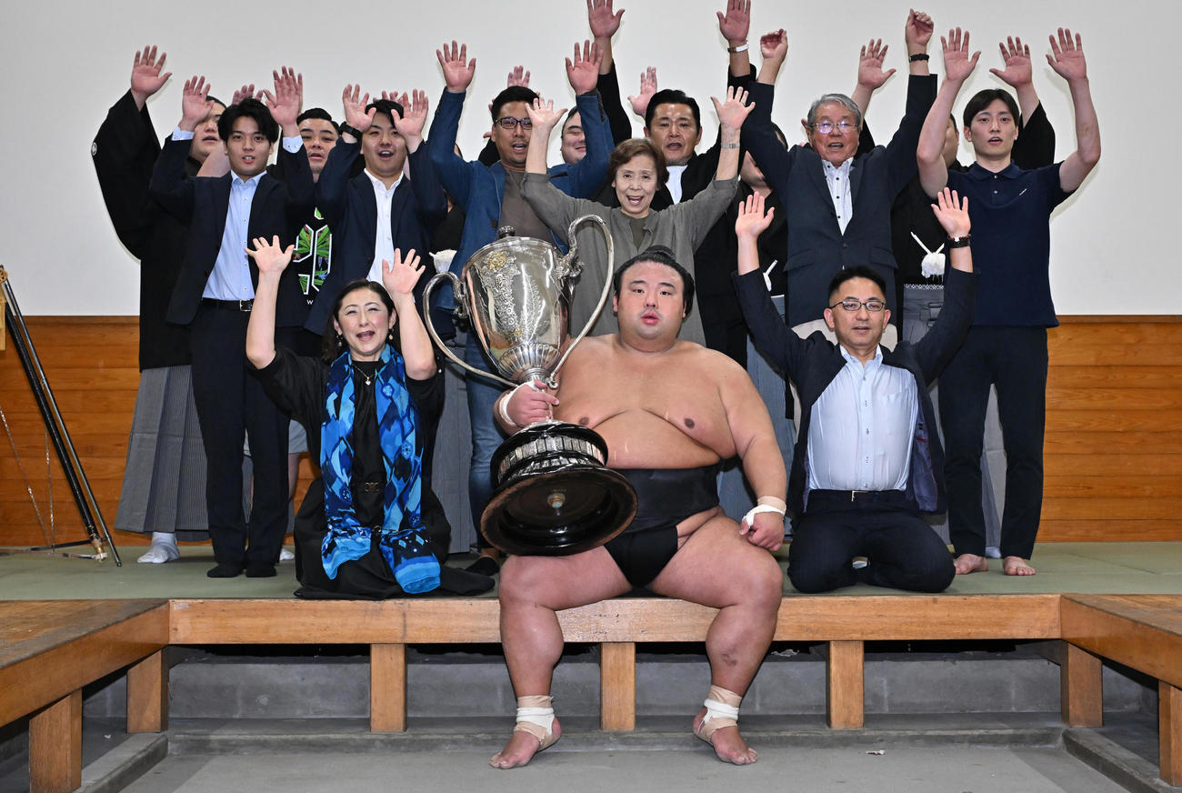 大相撲秋場所　千秋楽　大相撲秋場所で優勝し、賜杯を手に祝福を受ける貴景勝（代表撮影）
