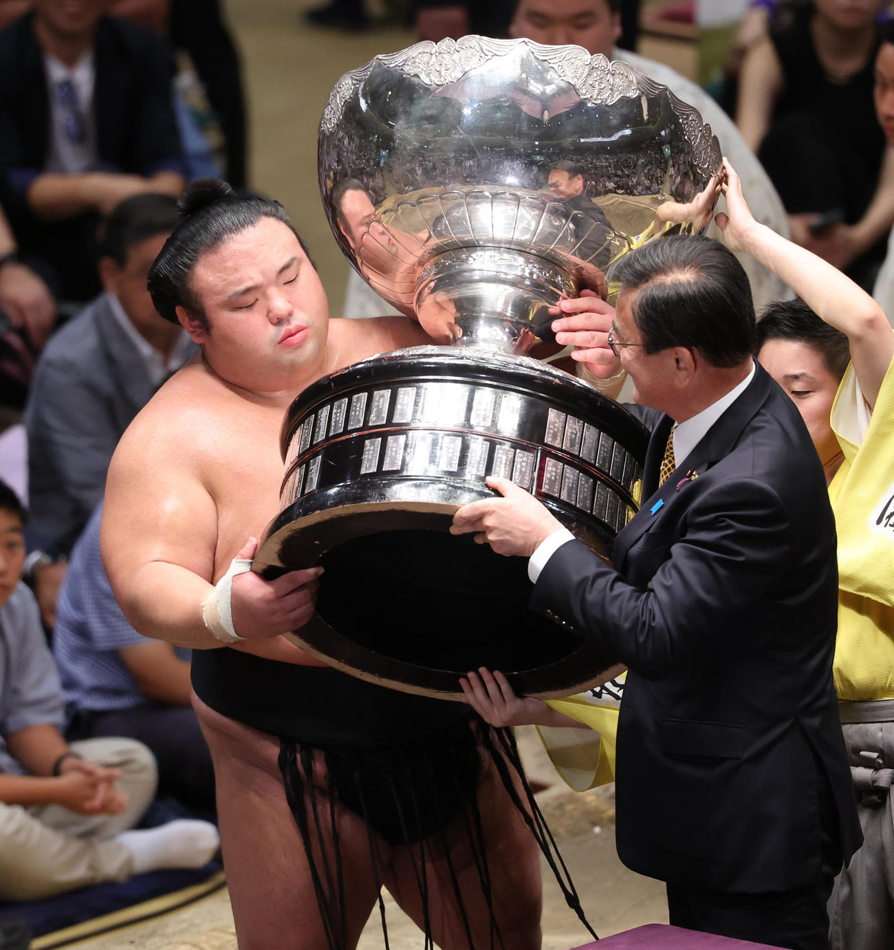 優勝し内閣総理大臣杯を贈られる貴景勝（撮影・野上伸悟）