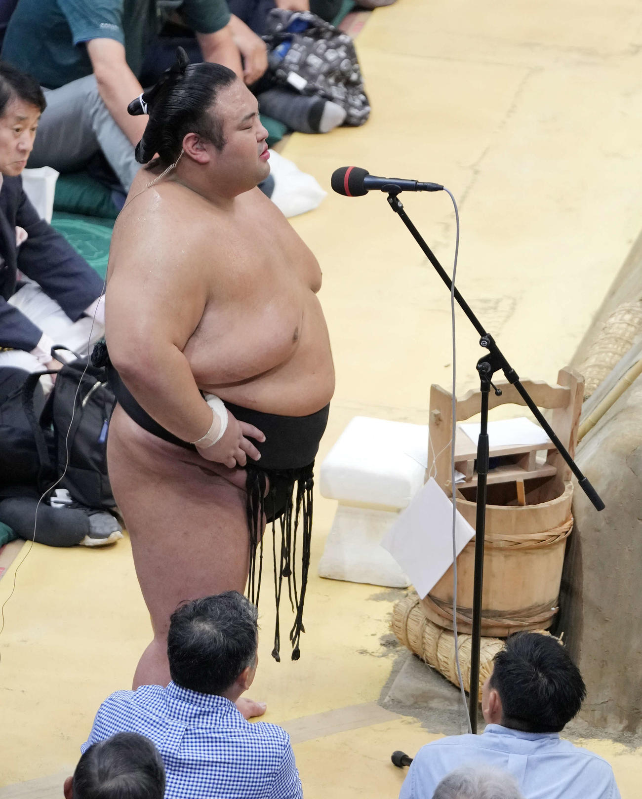 優勝インタビューに臨む貴景勝（撮影・小沢裕）