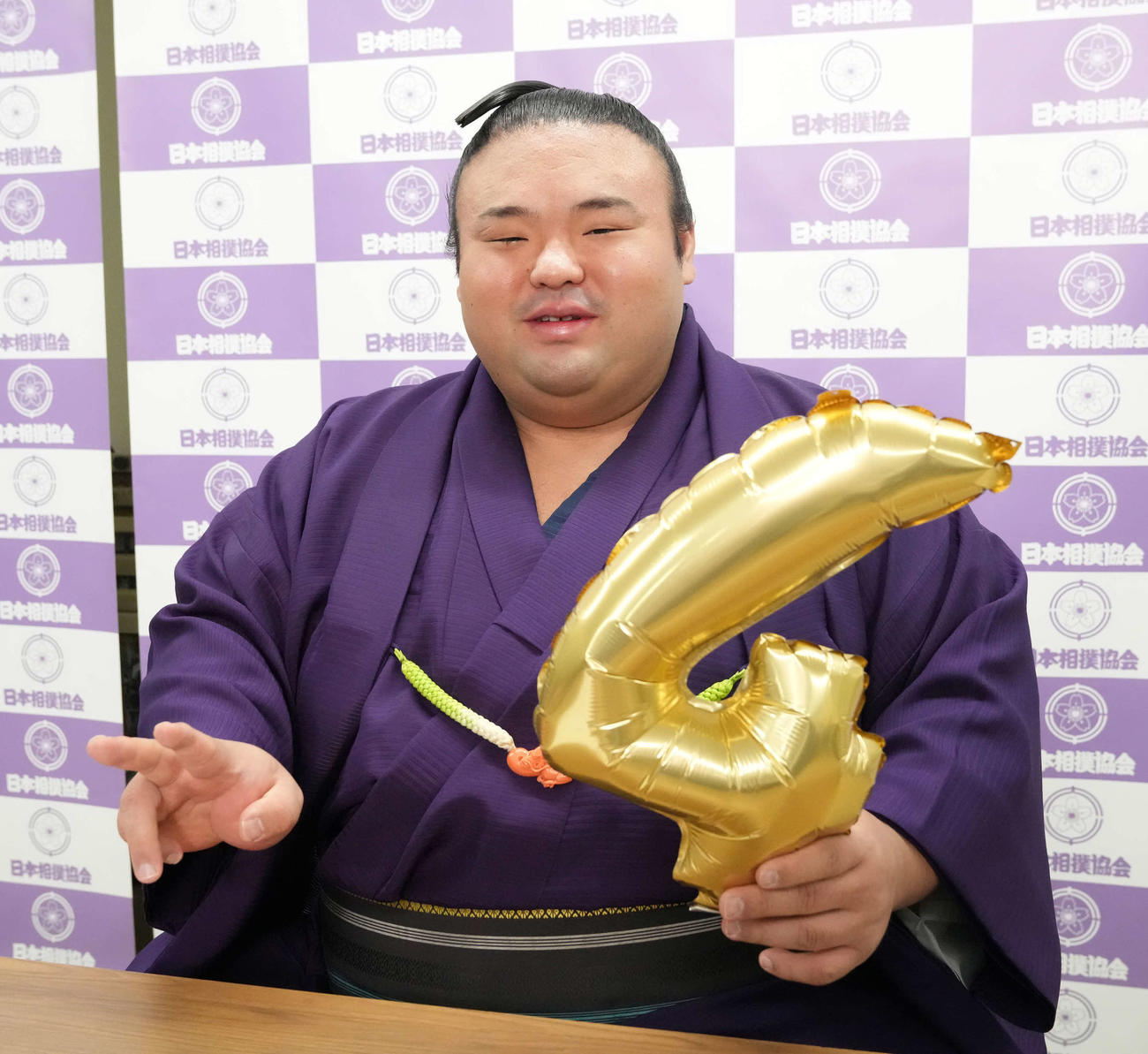 優勝一夜明け会見で笑顔を見せる貴景勝（撮影・小沢裕）
