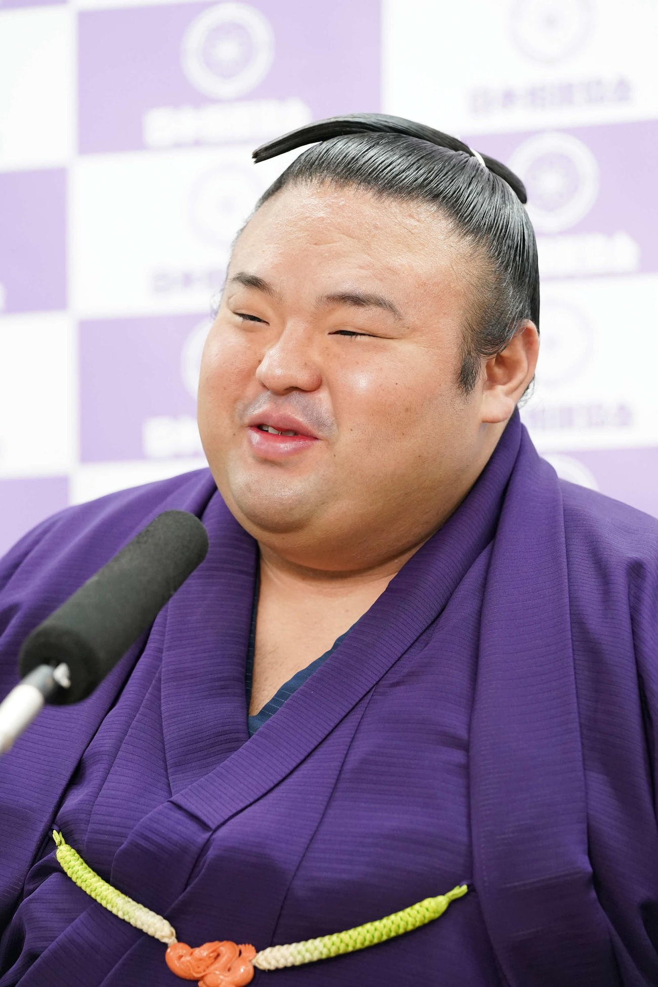 優勝一夜明け会見で笑顔を見せる貴景勝（撮影・小沢裕）