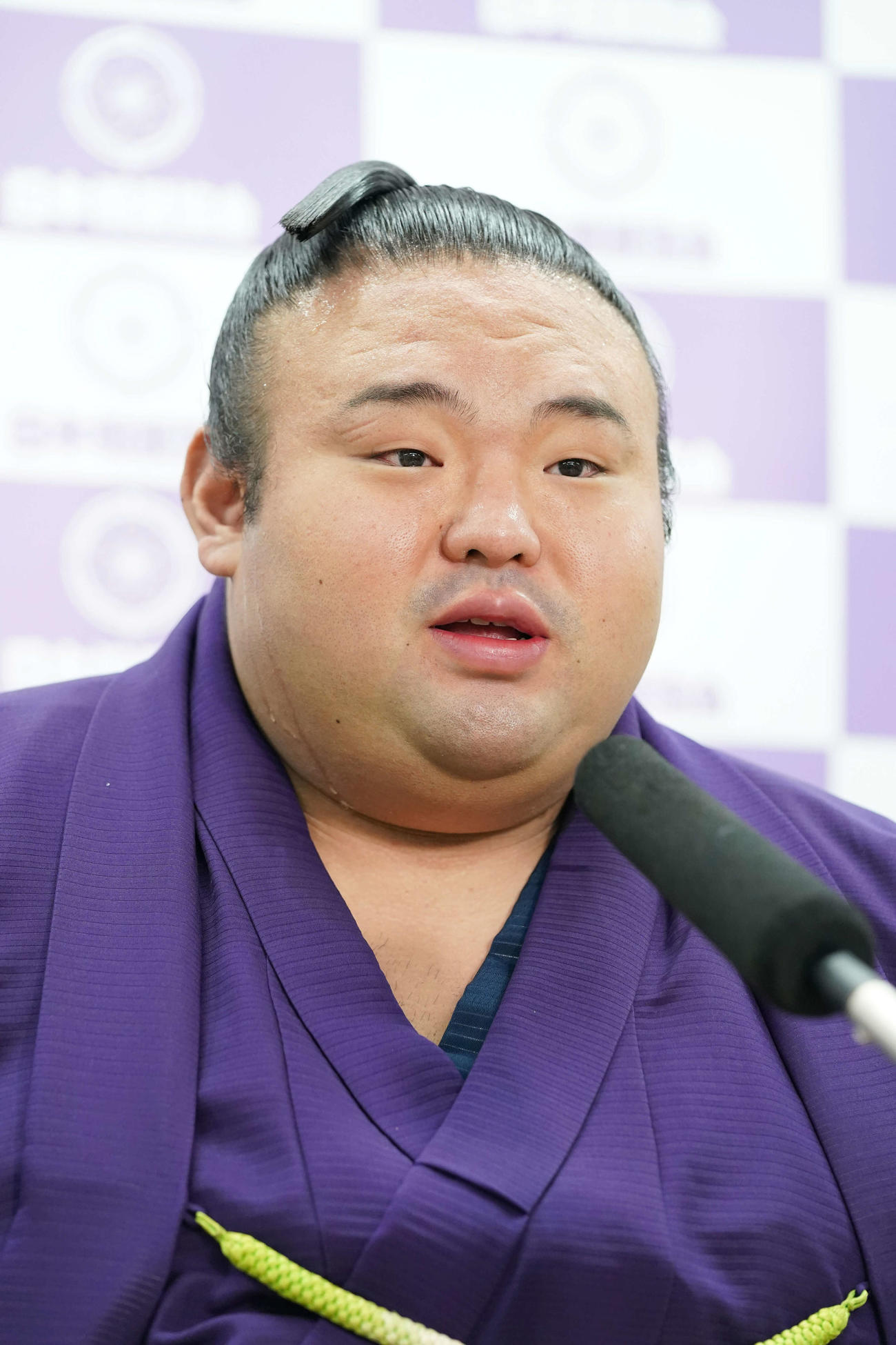 優勝一夜明け会見で笑顔を見せる貴景勝（撮影・小沢裕）