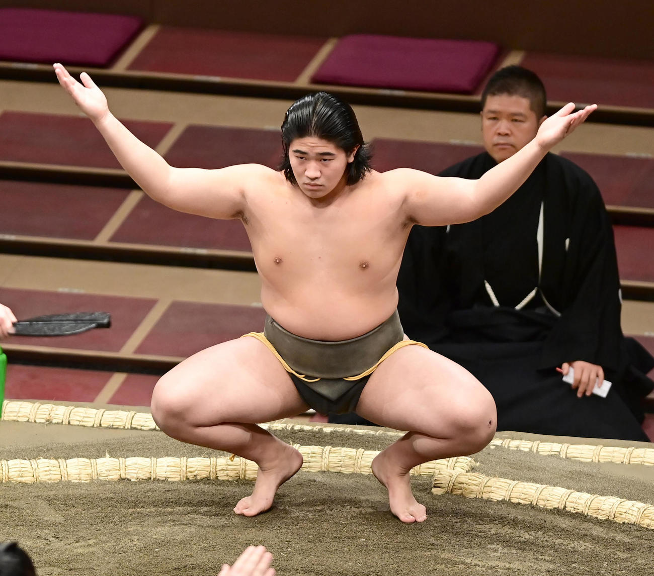 塵手水（ちりちょうず）を切る牧尾（2020年11月8日撮影）