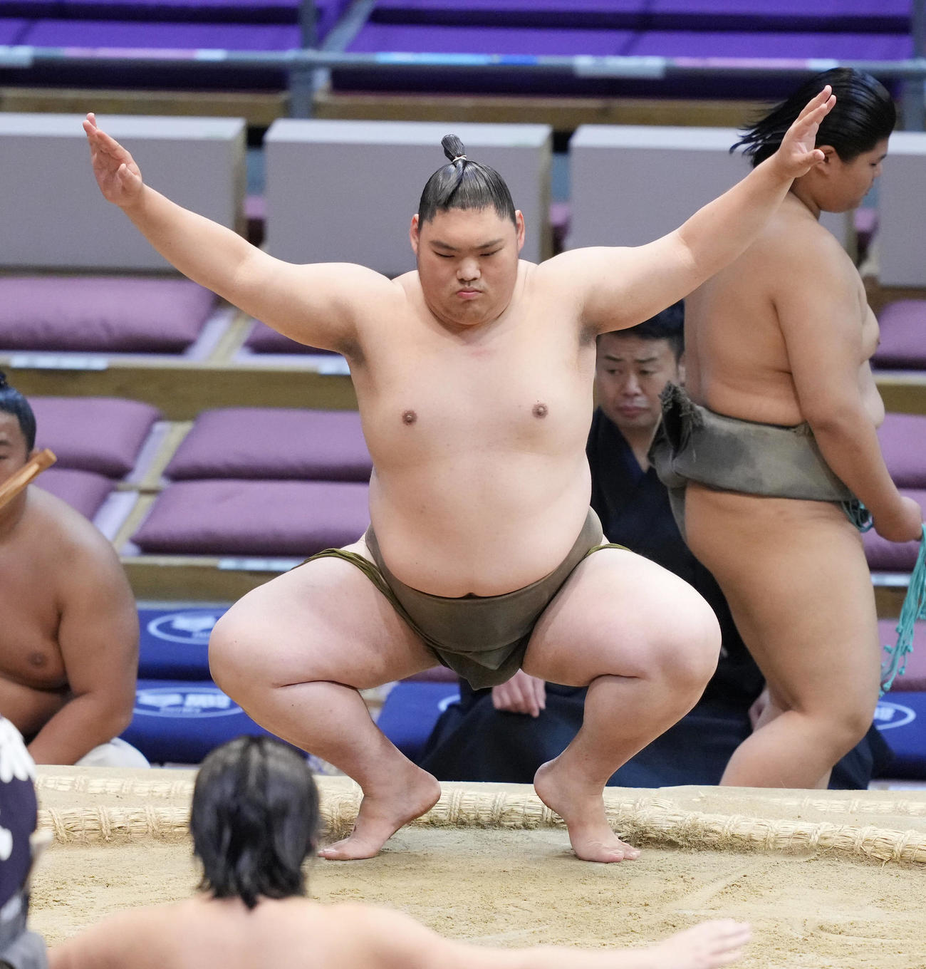 塵手水（ちりちょうず）を切る浜崎（2022年11月23日撮影）