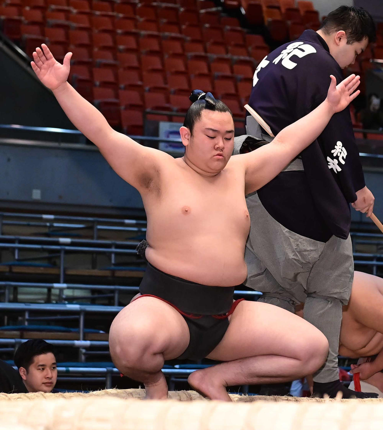 塵手水（ちりちょうず）を切る若金子（2022年3月22日撮影）