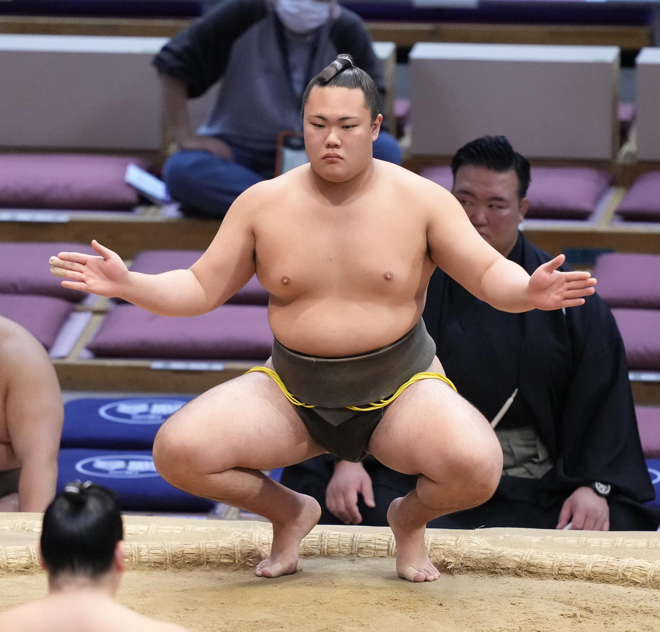 塵手水（ちりちょうず）を切る吉野（2022年11月23日撮影）