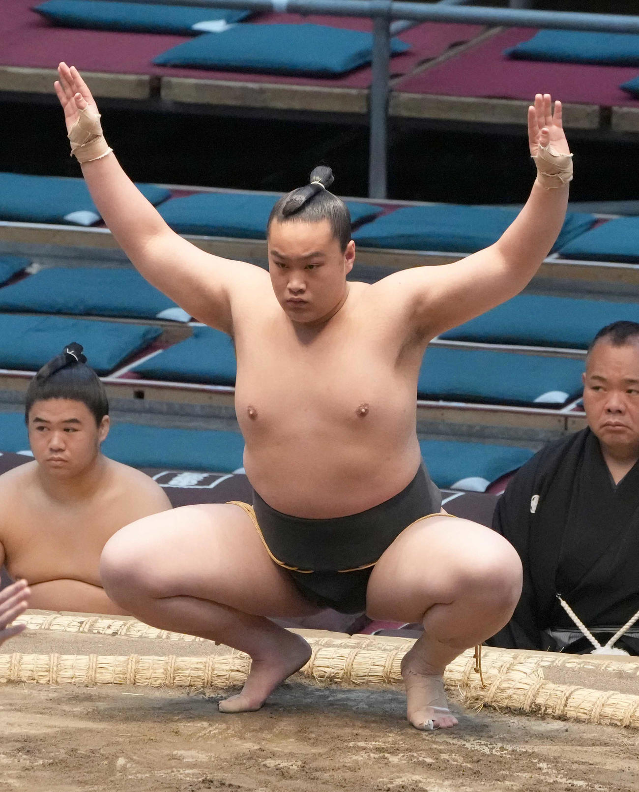 塵手水（ちりちょうず）を切る雅（2022年3月20日撮影）