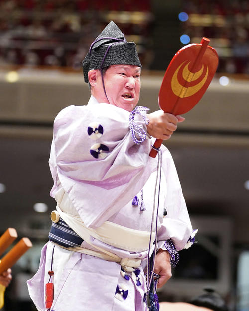 掛け軸　静　式守庄之助（二十八代) 木村庄之助に昇格する式守伊之助が気構え示す「後輩にいい見本を見せ