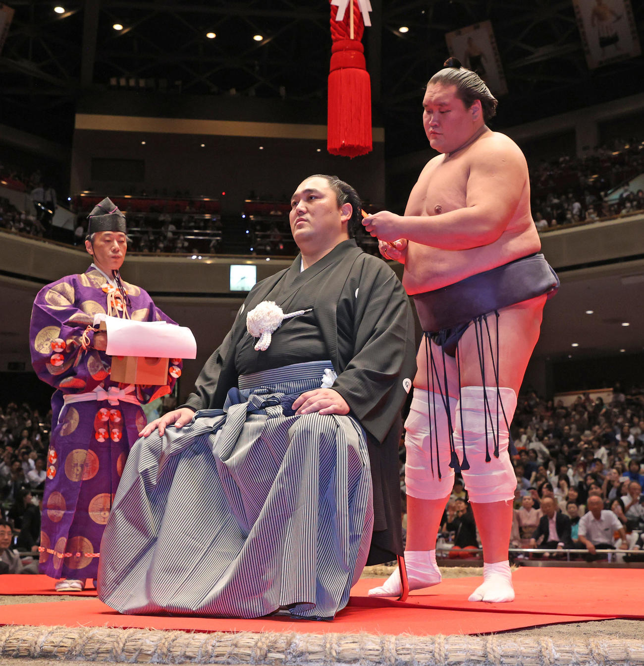 隠岐の海引退・君ケ浜襲名披露大相撲　君ケ浜親方（元隠岐の海）の断髪式でハサミを入れる照ノ富士（右）（代表撮影）