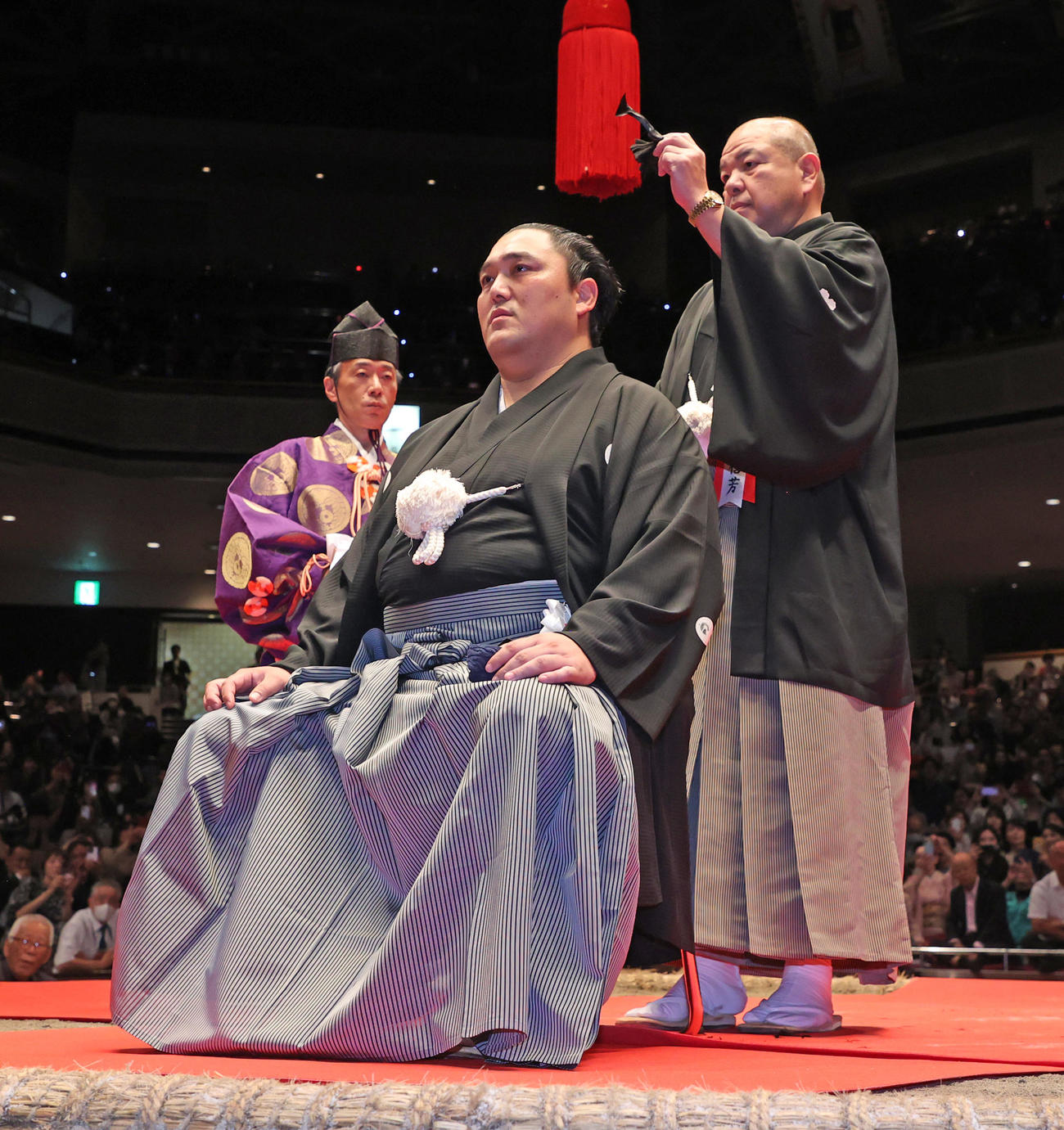 元隠岐の海の君ケ浜親方（左）の断髪式で止めバサミを入れた八角親方（代表撮影）