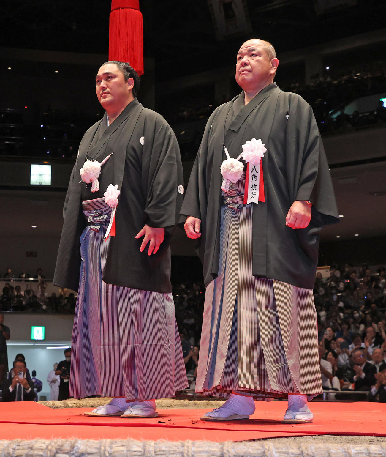 隠岐の海引退・君ケ浜襲名披露大相撲　断髪式を終えた君ケ浜親方（元隠岐の海）と八角親方（右）（代表撮影）