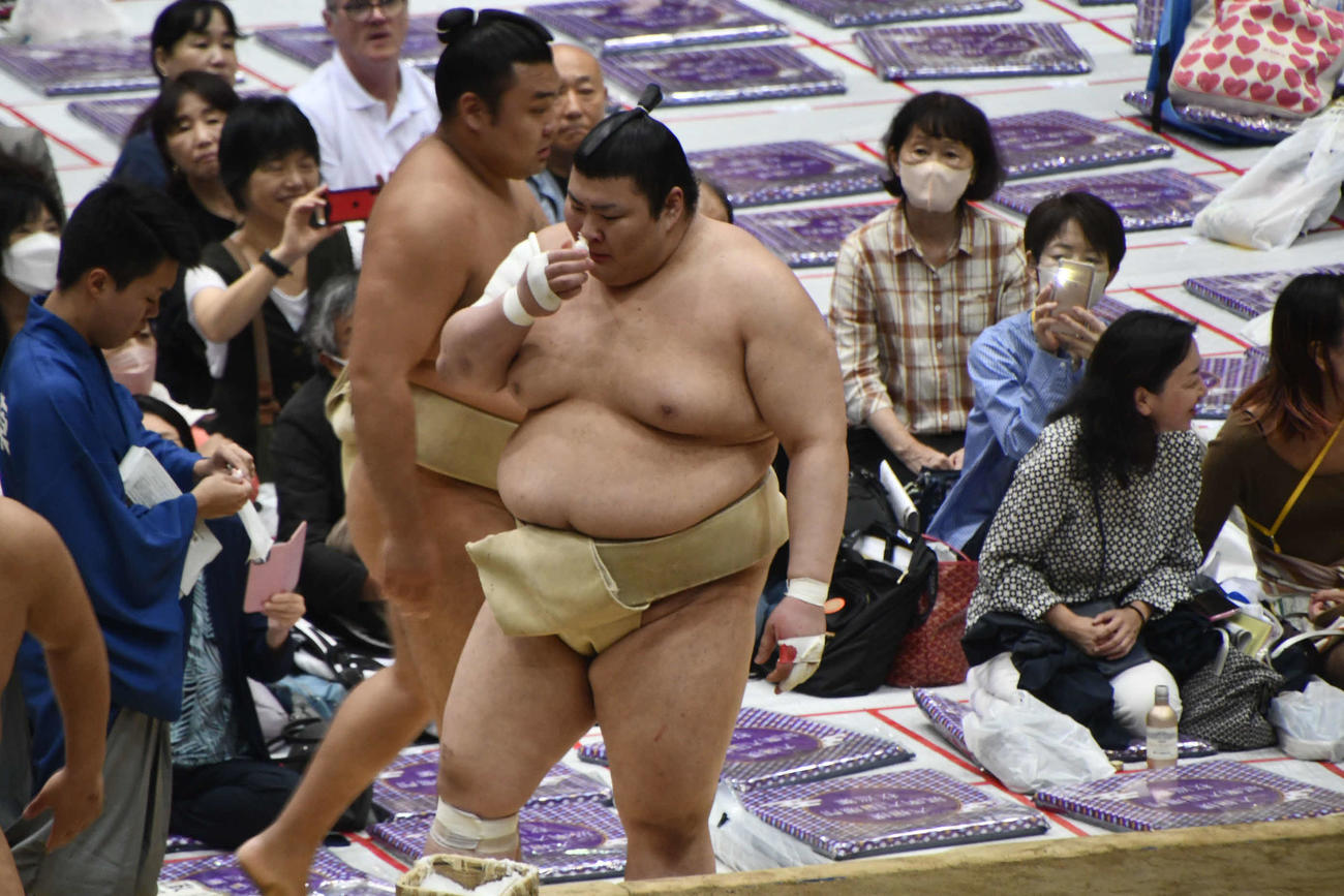 稽古中に出た鼻血を拭く熱海富士（撮影・平山連）