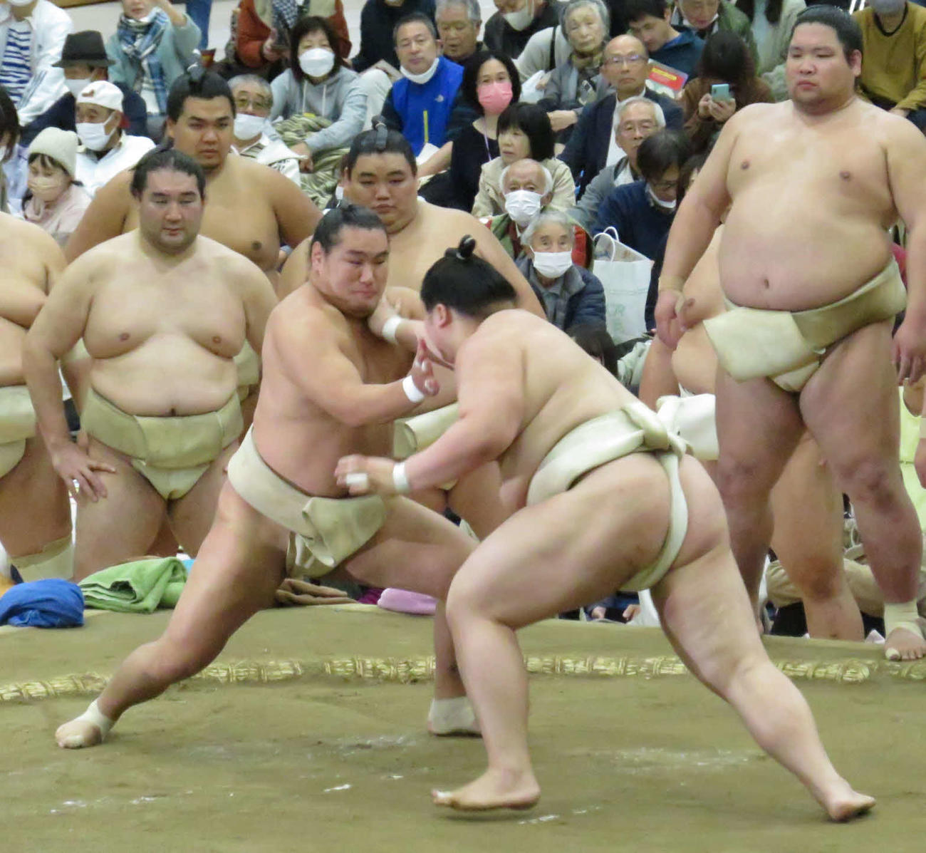 王鵬（手前右）と三番稽古を行った豊昇龍